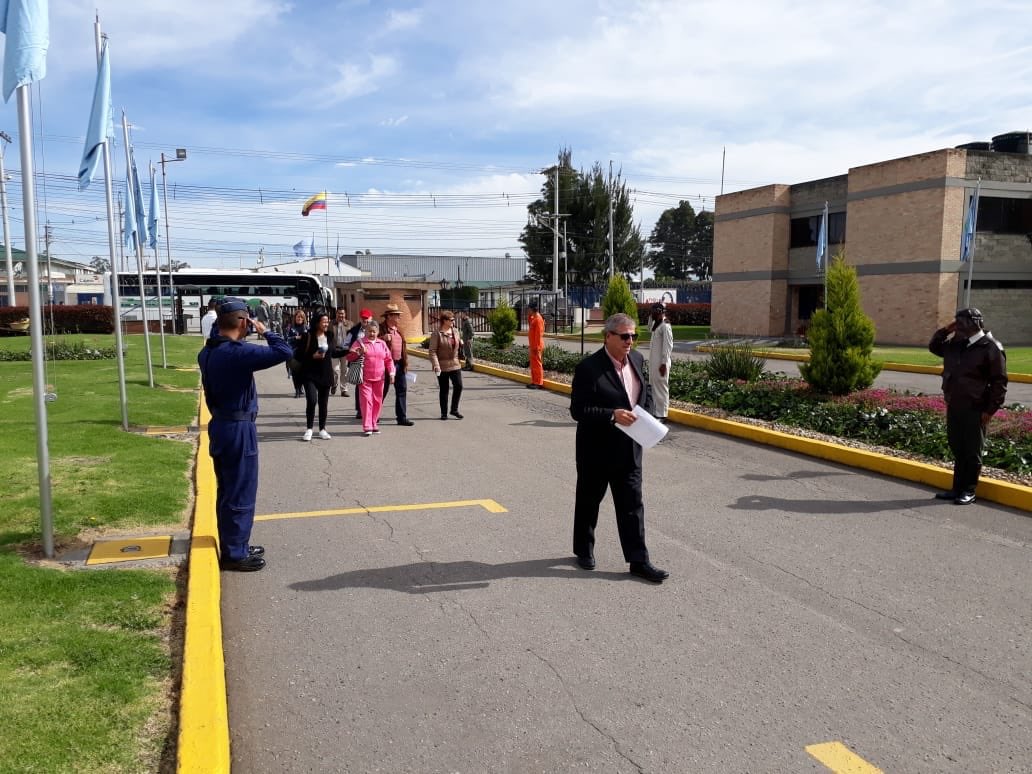 FuerzaAereaCol's tweet photo. De regreso a su Alma Mater, lo integrantes de #ASURFAC visitan las instalaciones de #ESUFA, los señores Suboficiales en uso de buen retiro regresan a su Escuela. https://t.co/G5r9sMSWyj