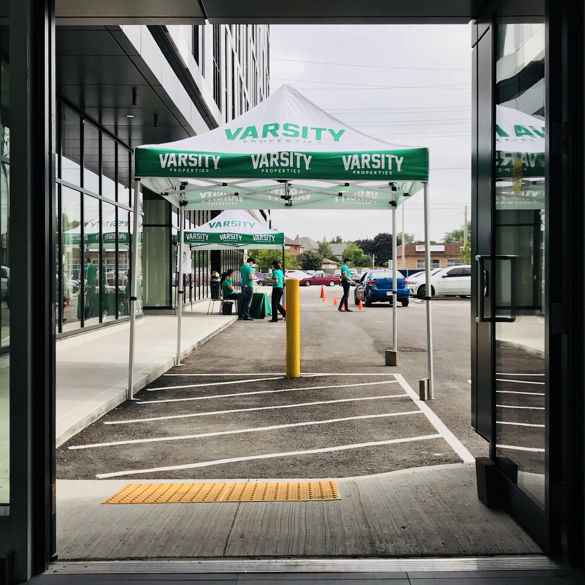 AJKeilty's tweet image. Our streak continues, with our 30th  #OnTime #StudentHousing building!!! Doors are now open on the beautiful new @VarsityUStudios in Oshawa!!! Nice work team!! @VarsityCom #VPLiving #UOIT #DurhamCollege