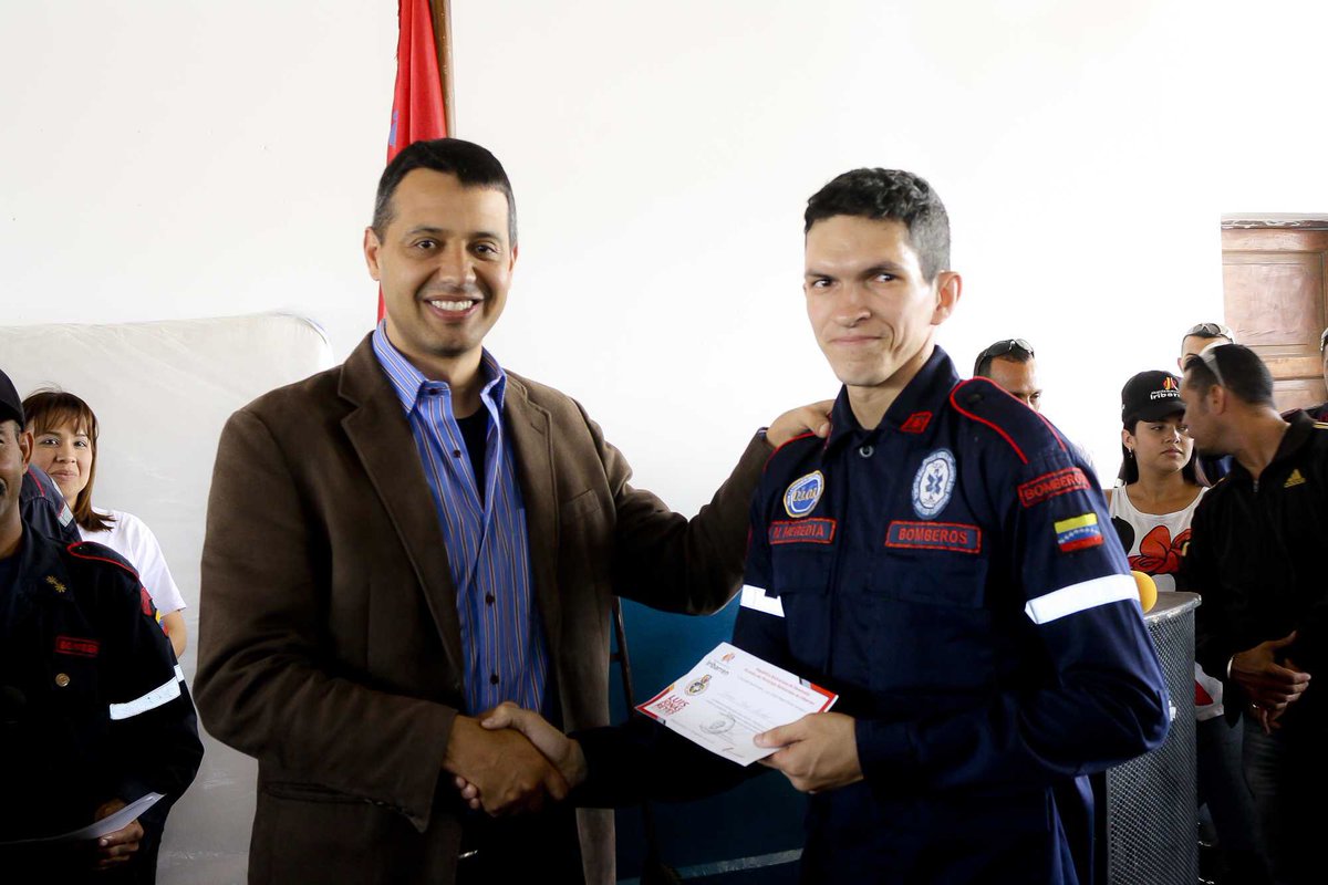 LuisJonasReyes's tweet photo. Aprovechamos la celebración del día nacional del bombero para hacer entrega de algunos apoyos requeridos por nuestros héroes y heroínas. Además entregamos un bono especial de 300BS y anunciamos la dotación de uniformes https://t.co/4PArJTEBG2