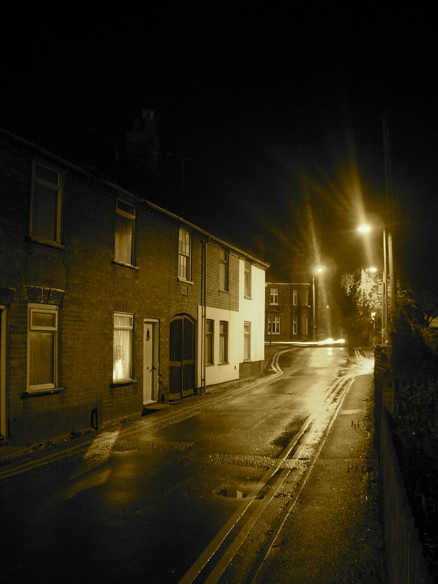 هاذا الطريق مظلم طويل...😌..ماله ملامح أو نهاية...دائما أنا وحدي مليت انا وحدي تعبت انا وحدي...!!💕
بردان ياحظن الدفئ...عطشان واضماني الجفا...🎼🎼
(ياسر التويجري)