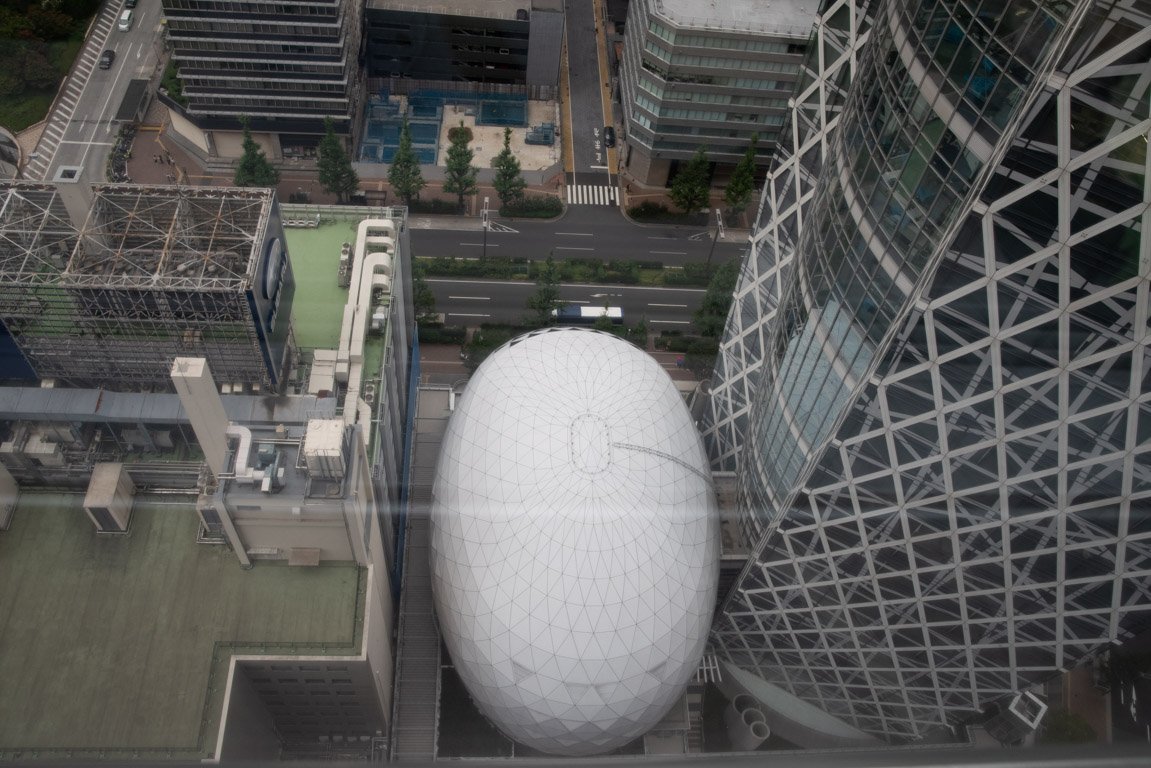乙城蒼无 Otusiro Aomu C100ありがとうございました 新宿西口のエルタワーにあるニコンプラザ新宿から見下ろして気付いたのだが 東京モード学園が入るコクーンタワー横の 球体状に見えるとインプットされてる建物 実は真球ではなく南北に長い楕円体