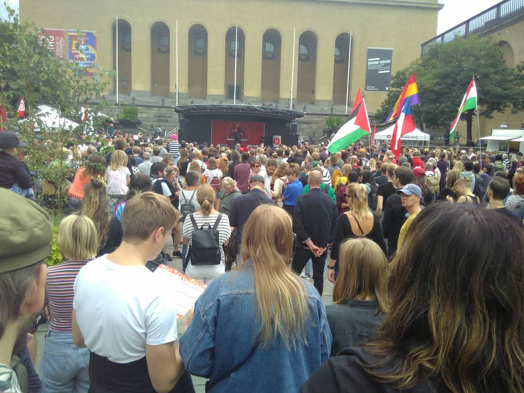 ordfVgoteborg's tweet photo. Gött och rött på #Vänstersväng med @jsjostedt på Götaplatsen idag.  Härlig dag ❤✊ #vgbgftw #Vänsterpartiet #V2018 #val2018 https://t.co/JbQX0G4nEB