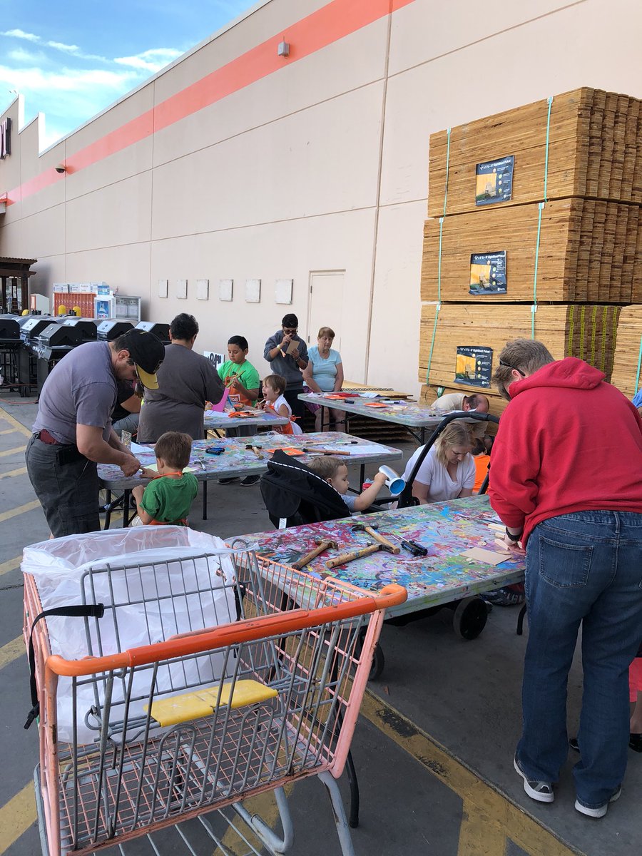 Kimberl44617707's tweet image. Working on kids club in the cool breeze #PMDSTRONG
