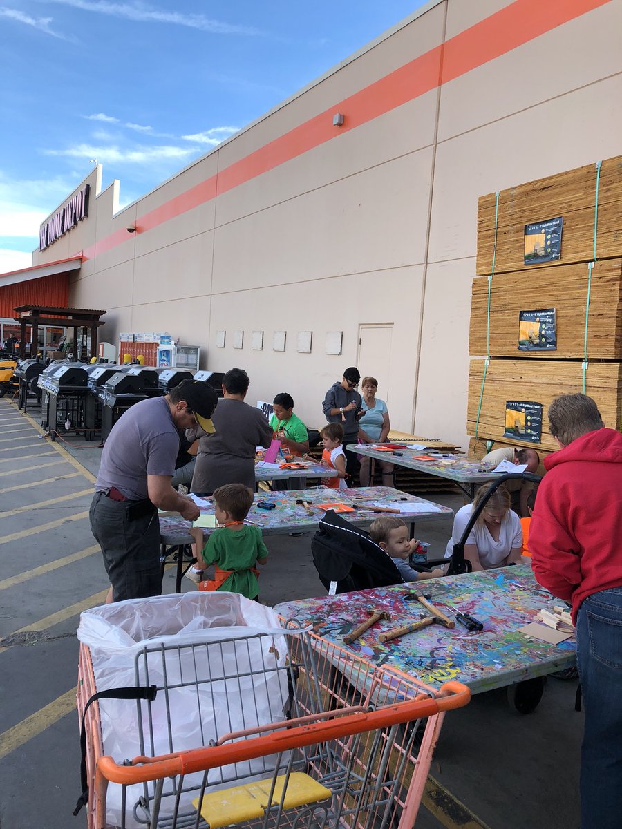 Kimberl44617707's tweet image. Working on kids club in the cool breeze #PMDSTRONG