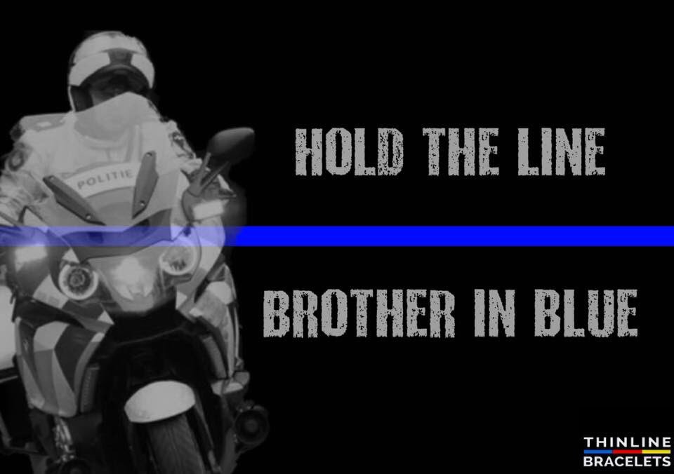 Tijdens een spoedrit is in Den Dolder vanmiddag een collega frontaal in aanrijding gekomen met een auto. De collega is ernstig gewond. Hold the line brother! 😔🖤💙🖤