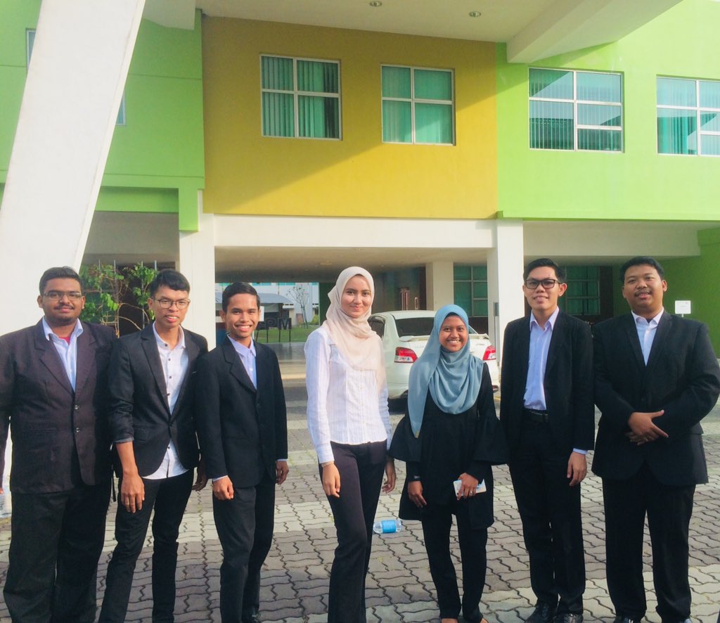 keymihotfm's tweet photo. debaters Universiti Pendidikan Sultan Idris dan Universiti Sultan Azlan Shah🤝#itswrap! https://t.co/EgxBW95bF0