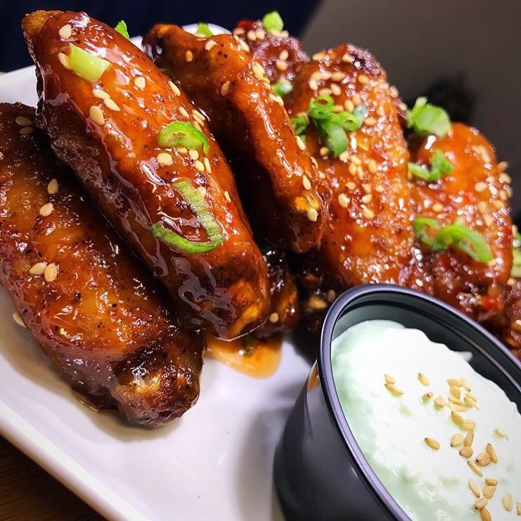 cwWingSauce's tweet photo. Our amazingly spicy Sweet Chili glazed wings topped with chopped scallions! #calypsowings  #atl #atlanta #foodbeast #foodtrends #foodblogger #foodiechats #foodnetwork #sauce #wings #chickenwings #onlyatcalypsowings #islands @foodiechats @kyvanfoodservice @foodbeast  @kyvan82 https://t.co/fhPKh9EO1Z
