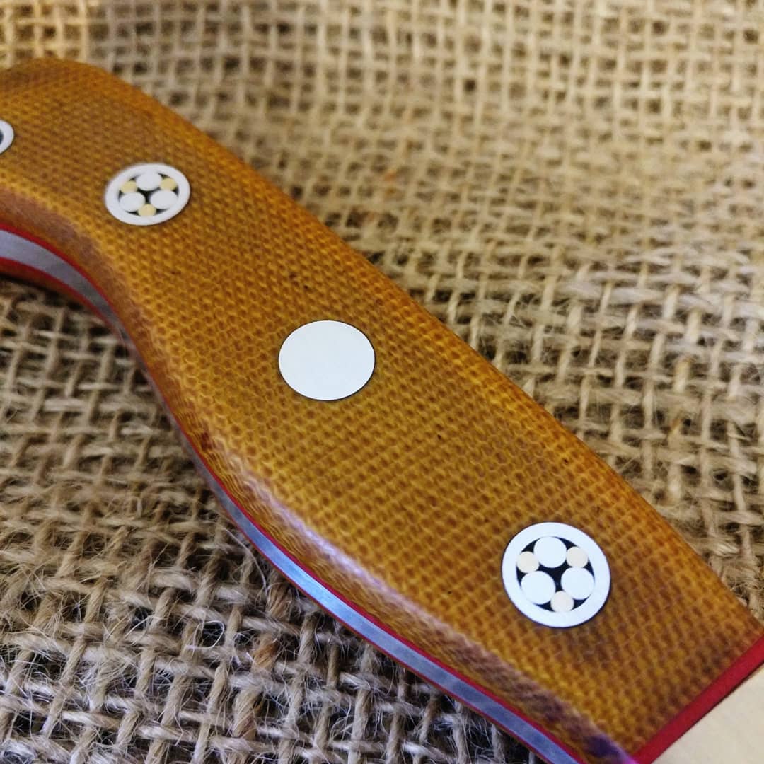 KnivesSmyth's tweet photo. 4.7 mm o1 tool steel. Satin finish blade. Brass bolsters. Hand made mosiac pins. Brown canvas micarta scales.hand filling on the spine with brass inlay.
#irishmade #irishcraft #irishdesigner #irishbdesign #knifemaker #knives #adventure #hikingadventures #huntingireland #hunting https://t.co/oKEBJiFkl5