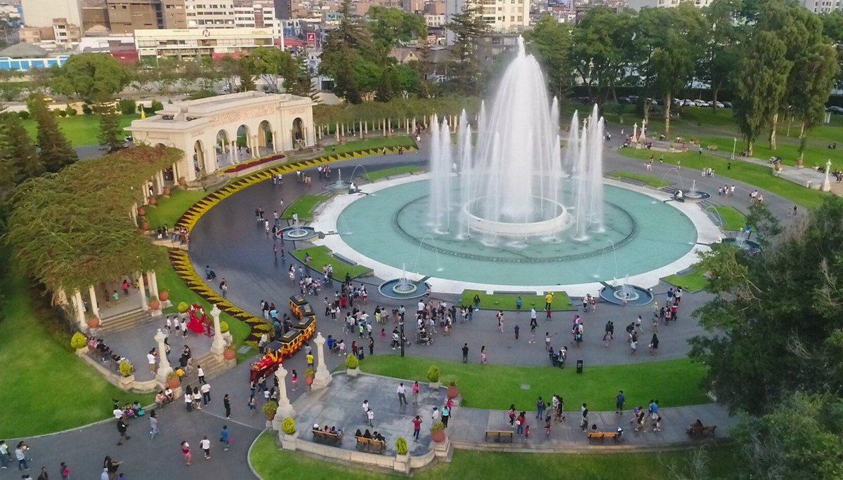 MuniLima's tweet photo. ¡Un fin de semana diferente! Diviértete en familia disfrutando de los espacios recreativos en nuestros parques metropolitanos y clubes zonales. 

Ubica tu club más cercano: ➝ https://t.co/q764wvMhAX https://t.co/QxDRCGMSfH