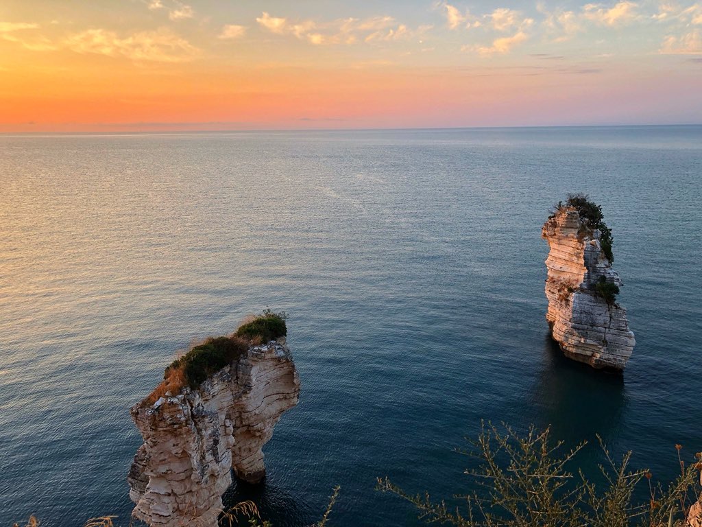 Con il tempo ho capito che tutto ciò che è inutile scorre via, un punto di vista da non sottovalutare... ☀️

~ Sunrise, nothing else... ~
#baiadellezagare #gargano 💙#chiediloalladani