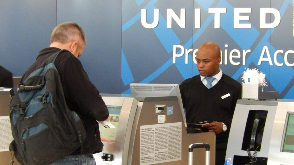 fox5sandiego's tweet photo. United is raising the price of checked bags https://t.co/maEuNzxiNh https://t.co/relRHWolmN