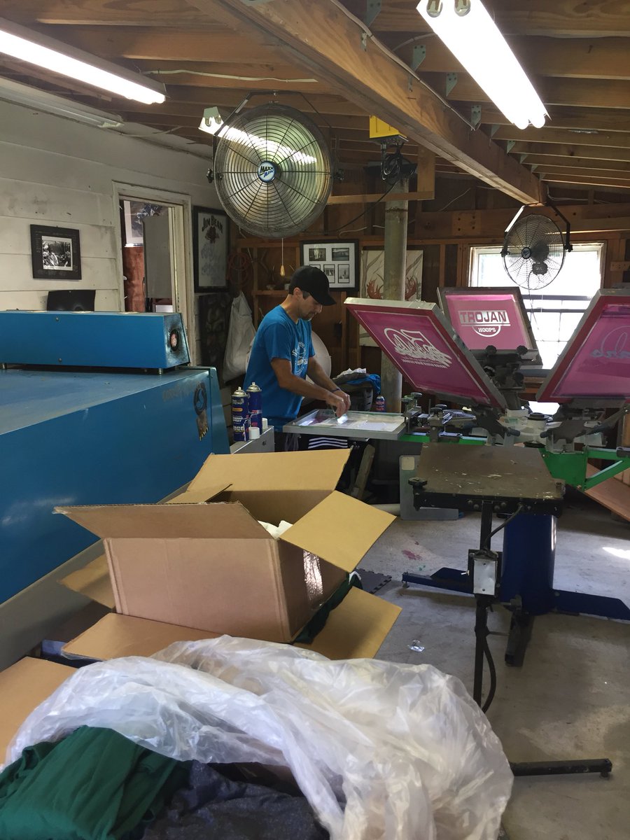 UMOMBB's tweet photo. #TeamHigg working this morning printing #UMOhoops gear for this season. Looks good but they got to #EarnEverything #imagescreenprinting #Family #3stripeslife https://t.co/pZ2rEEdLU6
