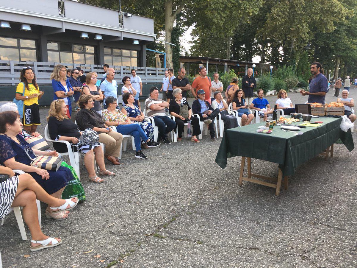 RiversFood's tweet photo. Allo stand della cipolla borettana grande attenzione per la lezione teorica e per il test di analisi sensoriale dello chef e cooking coach Alessandro Conte, con protagonista proprio la cipolla borettana in quattro versioni tutte da assaggiare https://t.co/JzURNzjqm8 #River2018 https://t.co/G0Uyvm2Yz6