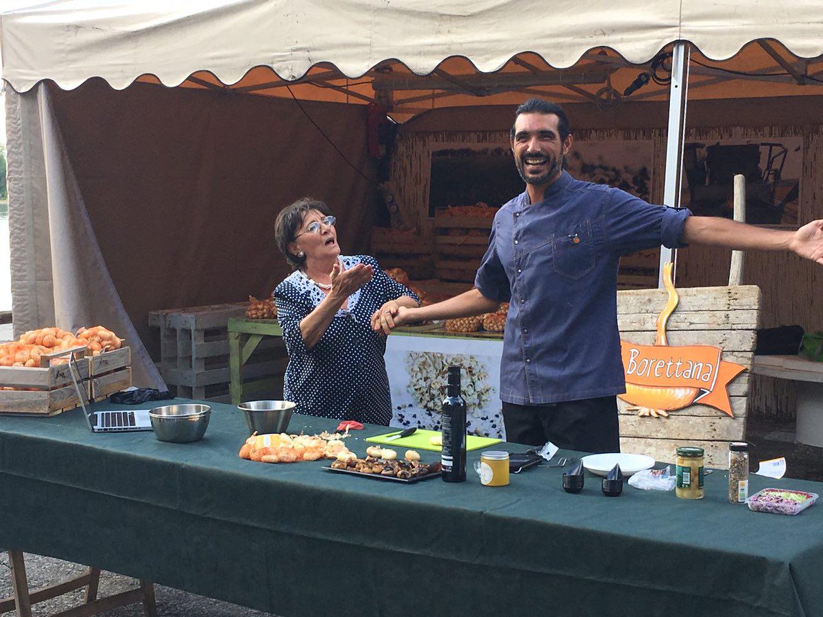 RiversFood's tweet photo. Allo stand della cipolla borettana grande attenzione per la lezione teorica e per il test di analisi sensoriale dello chef e cooking coach Alessandro Conte, con protagonista proprio la cipolla borettana in quattro versioni tutte da assaggiare https://t.co/JzURNzjqm8 #River2018 https://t.co/G0Uyvm2Yz6