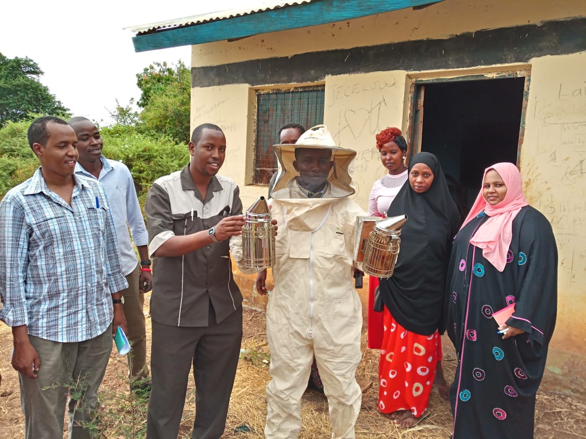 ahmedkanjo88's tweet photo. @LamuYouthAllia1 and @KYBI_ke members at #Burow bee keeping farm in Garissa who are thriving in their small scale business  with the support from @AKF_EA and @EUinKenya @GWoodthinks @Atrashskanda2 @sanyangu https://t.co/tje1qFMLlo