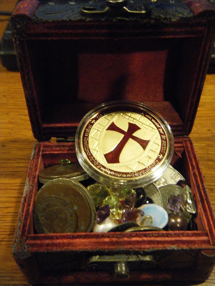 MWTreasure's tweet photo. Enter for your chance to win a mini #treasurecache with old shipwrecked coins and jewels in MW's September GiveAway!  https://t.co/9bnFU1AMvL   #treasurehunt  #treasureman https://t.co/F0lulGcOXp