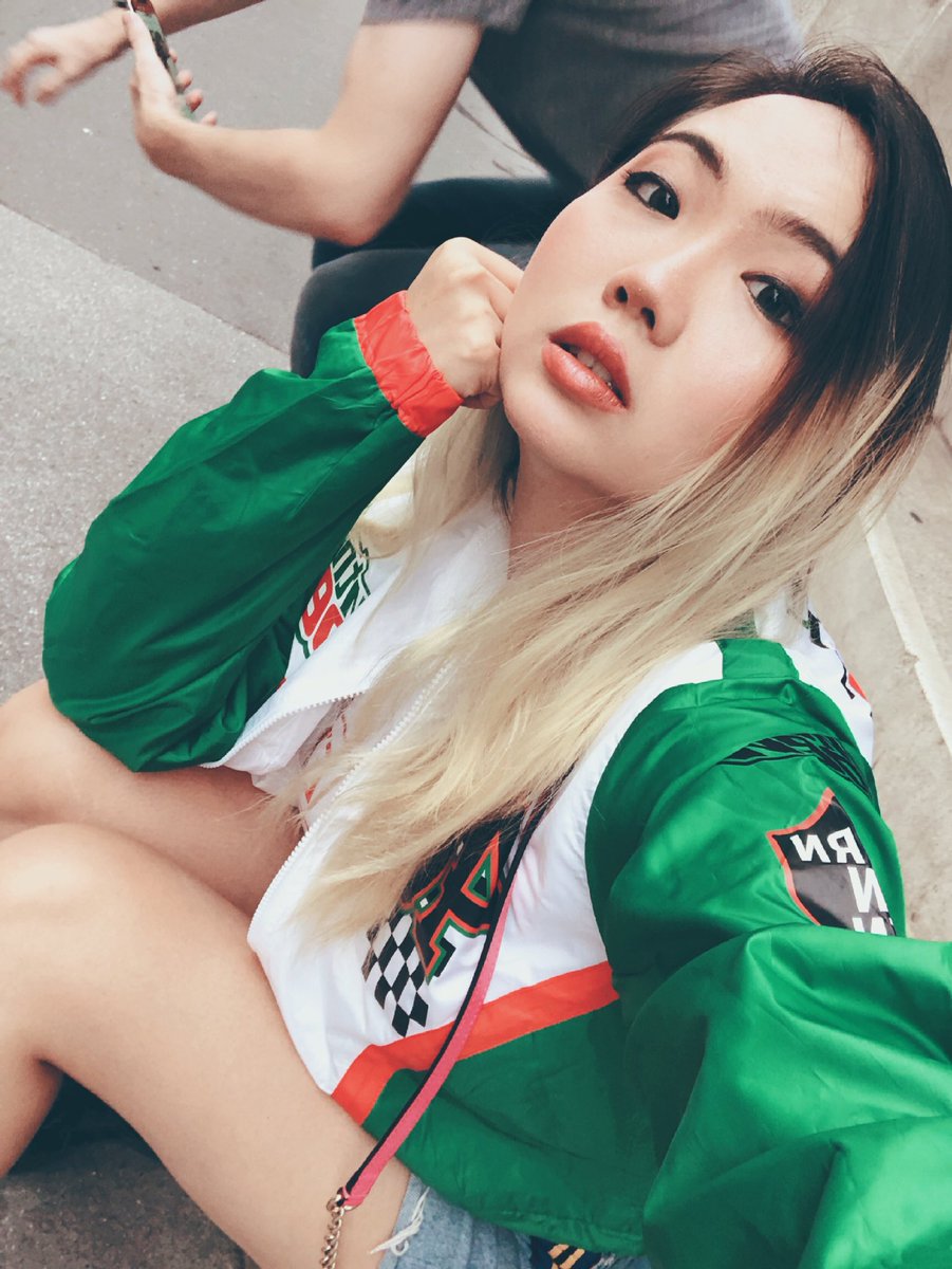 HSugarCookie's tweet photo. Sitting on the curb like cool kids https://t.co/0e9eFIEmsD