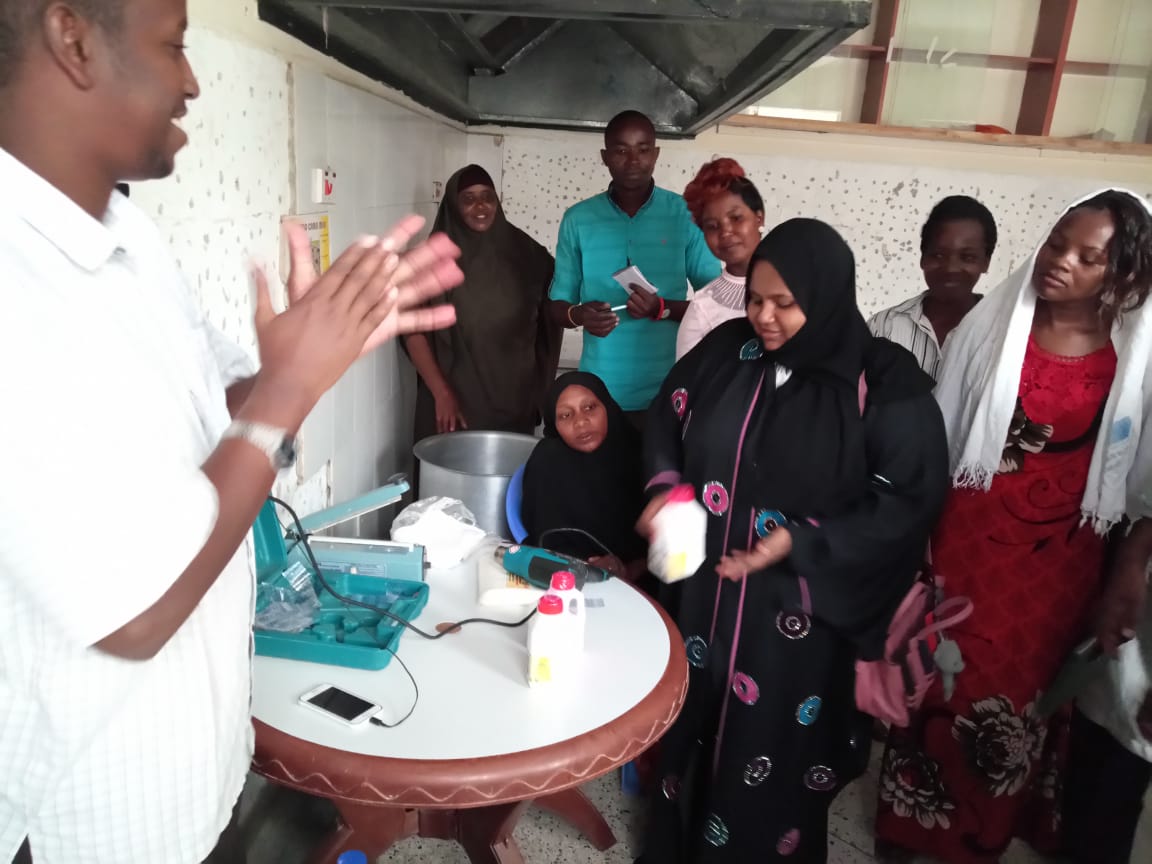 ahmedkanjo88's tweet photo. Youth group from Lamu, learning from their counterparts in Garissa all beneficiaries of Youth Employment Opportunities by @AKF_EA and @EUinKenya The groups are expected to replicate this experiences in Lamu @GWoodthinks @Atrashskanda2 @sanyangu https://t.co/1kJxypoPEr