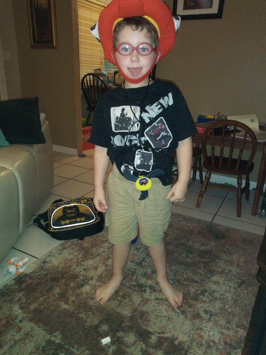 landons_friends's tweet photo. #silly #creative #costume #dressup #improvonthespot #whattheheck #thiscrazykid #lovethisboy https://t.co/9EUB1clLhG