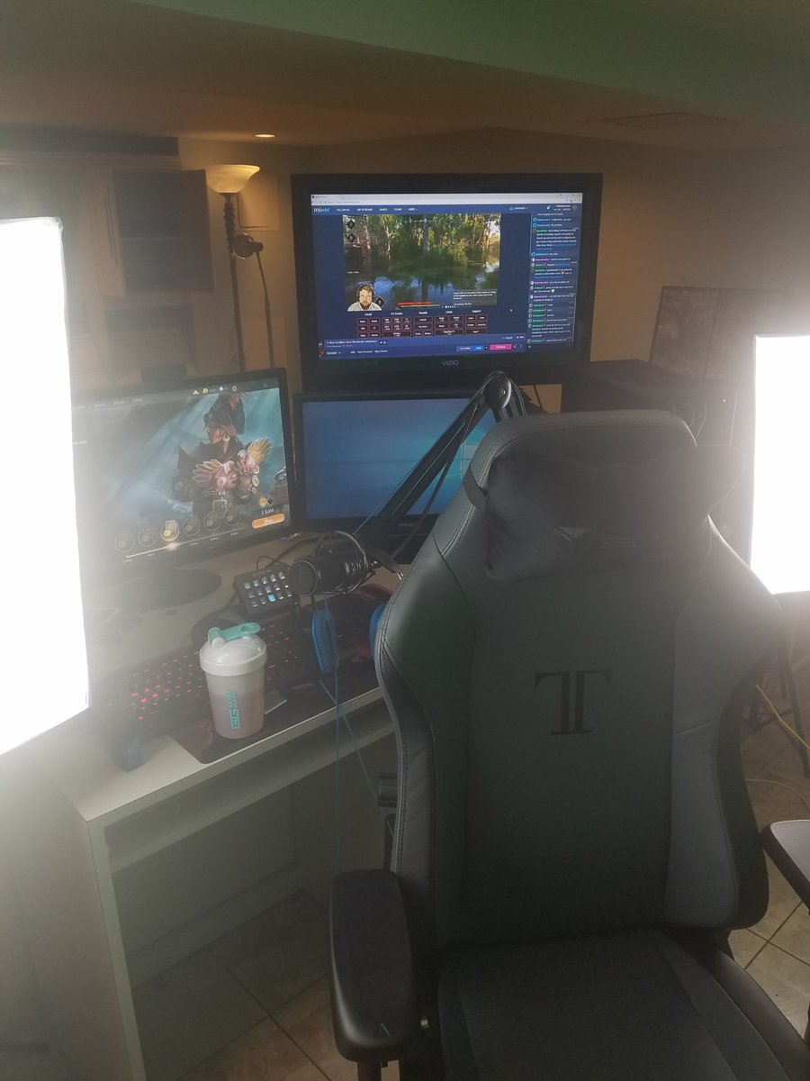 HeyImFallen's tweet image. Got my #NEWCHAIR got my drink and watching @ItsSpeakr while I play some pauper in @Wizards #mtgarena @GamerSupps @secretlabchairs