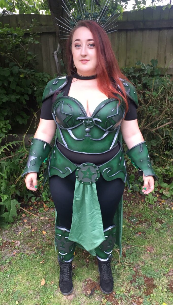 LixxieB's tweet photo. My @AchievementHunt armour is all finished and ready for #RTXLondon! Undecided if I'll wear a wig and my makeup will be different but it feels so good to have everything one! So happy with my first ever armour build! 💚💚 https://t.co/Tm12L7JdkJ