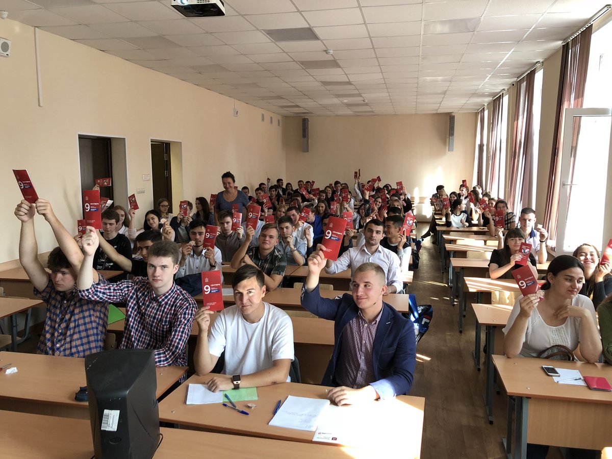 yratchin's tweet photo. Избирательная комиссия Московской области поздравила первокурсников юридического факультета с Днём знаний и рассказала о избирательной системе Подмосковья, которой скоро исполнится 25 лет!
#ИзбиркомМО #Мособлизбирком #МИКМО #МТИКДолгопрудный #МГОУ https://t.co/UTTyd9JP6U