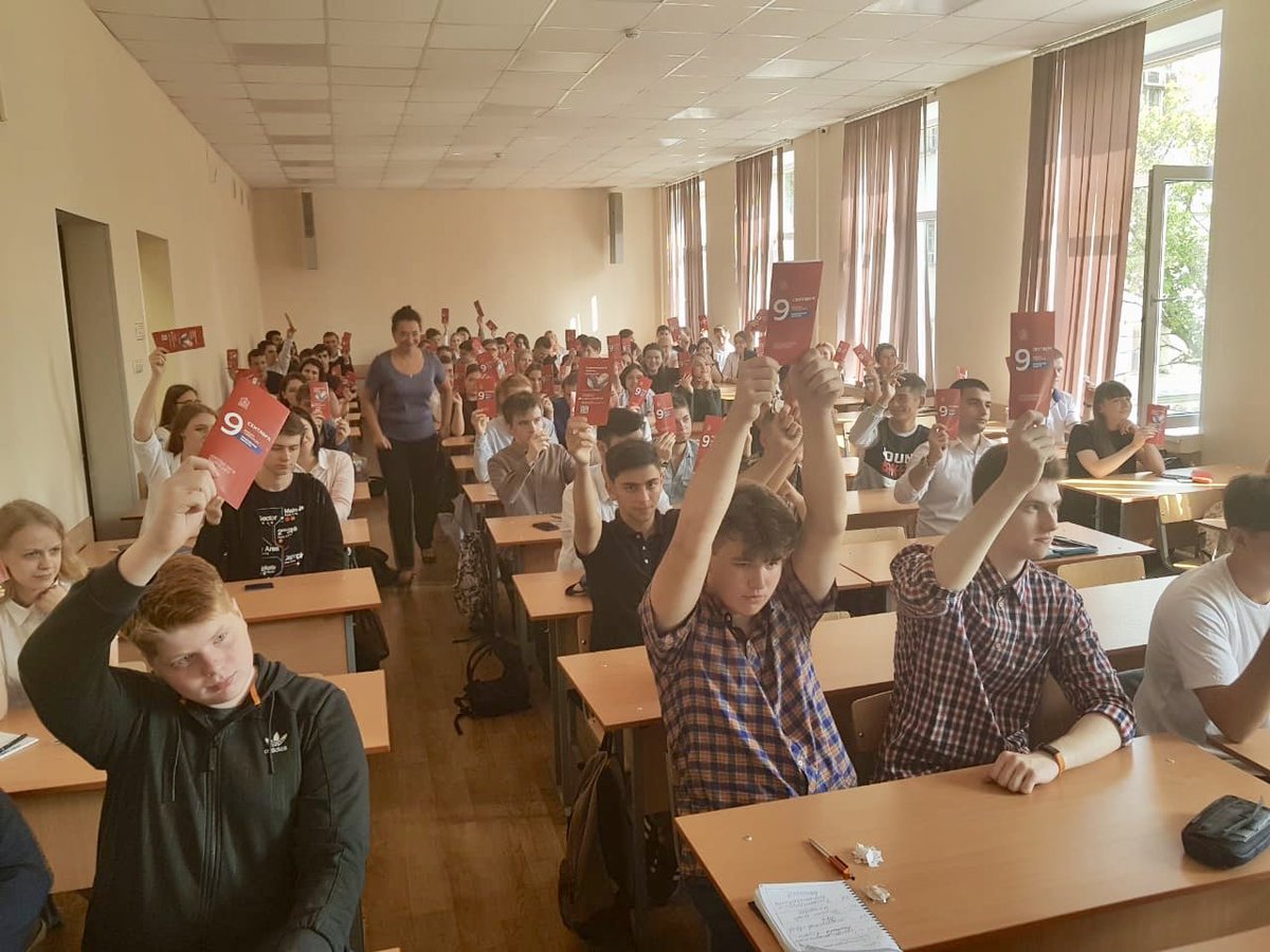 yratchin's tweet photo. Избирательная комиссия Московской области поздравила первокурсников юридического факультета с Днём знаний и рассказала о избирательной системе Подмосковья, которой скоро исполнится 25 лет!
#ИзбиркомМО #Мособлизбирком #МИКМО #МТИКДолгопрудный #МГОУ https://t.co/UTTyd9JP6U