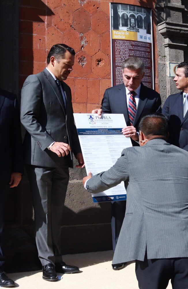 PodJudPue's tweet photo. El Gobernador @TonyGali y el Presidente del #HTSJPuebla Héctor Sánchez, colocaron en #PalacioDeJusticia el Bando Solemne de los Festejos Patrios, en compañía de @CarlosMtzAmador, @LuisBanck y @DiodoroCarrasco. https://t.co/4yCootm8CT