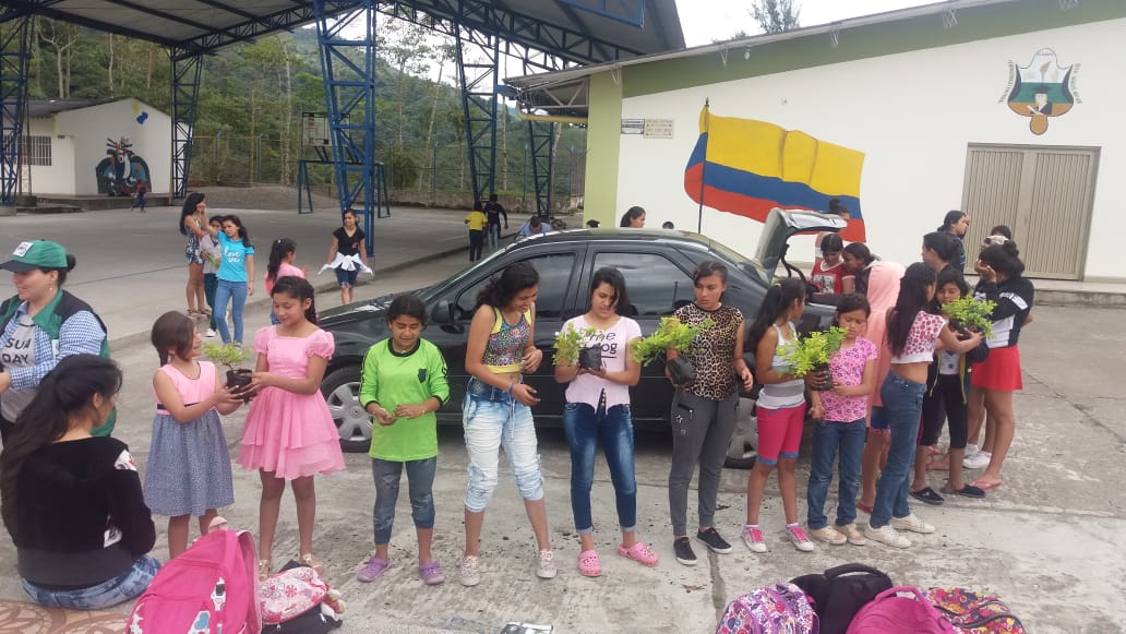 SomosParamo's tweet photo. Día de siembra en el internado Dorian Sierra Ríos. Huila con las niñas y adolescentes #NaturalezayVida @FundacionalmaCO
@elcarlosjuan @alegriafonseca https://t.co/JfUIJ9bHJJ