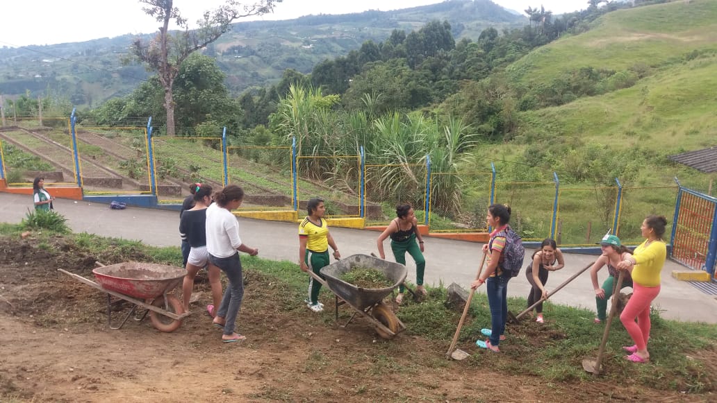 Día de siembra en el internado Dorian Sierra Ríos. Huila con las niñas y adolescentes #NaturalezayVida <a href="/FundacionalmaCO/">Fundación Alma</a>
<a href="/elcarlosjuan/">JuanCarlosG</a> <a href="/alegriafonseca/">Alegria Fonseca</a>