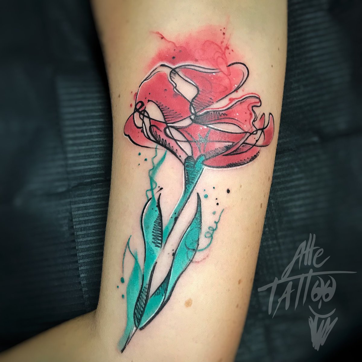 AlleTattoo's tweet photo. #alletattoo #tattoo #tatuaggio #papavero #flower #poppies #vento #wind #fiore #redflower #red #happyred #nature #sun #natura #sole #cielo #travel #freedom #dream #poppy #poppyflowers #passionflowers #tattooartist #tattooshop #redpoppy #campagna #campo #nuvole #alletattooshop https://t.co/pEGcuByz8n