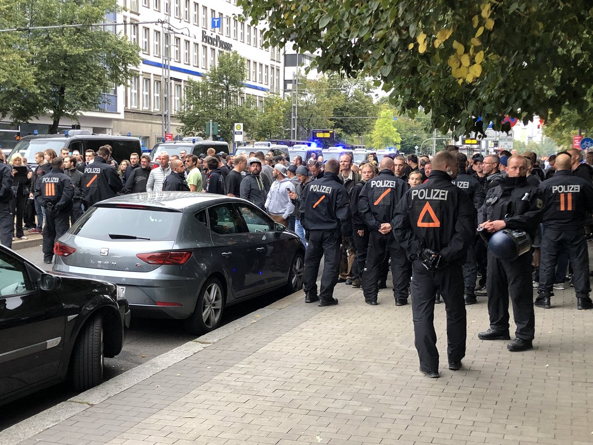 chefreporterNRW's tweet photo. Rechte Demonstranten, darunter offenbar auch viele Hooligans, wollen sich von Blockade der Gegendemo nicht aufhalten lassen, angespannte Stimmung an Polizeisperre #c0109 #Chemnitz https://t.co/FA1ayPQkQA