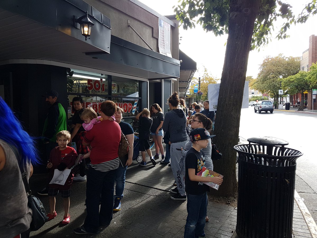 Nanaimonewsnow Com On Twitter The Crowd Stretches Outside