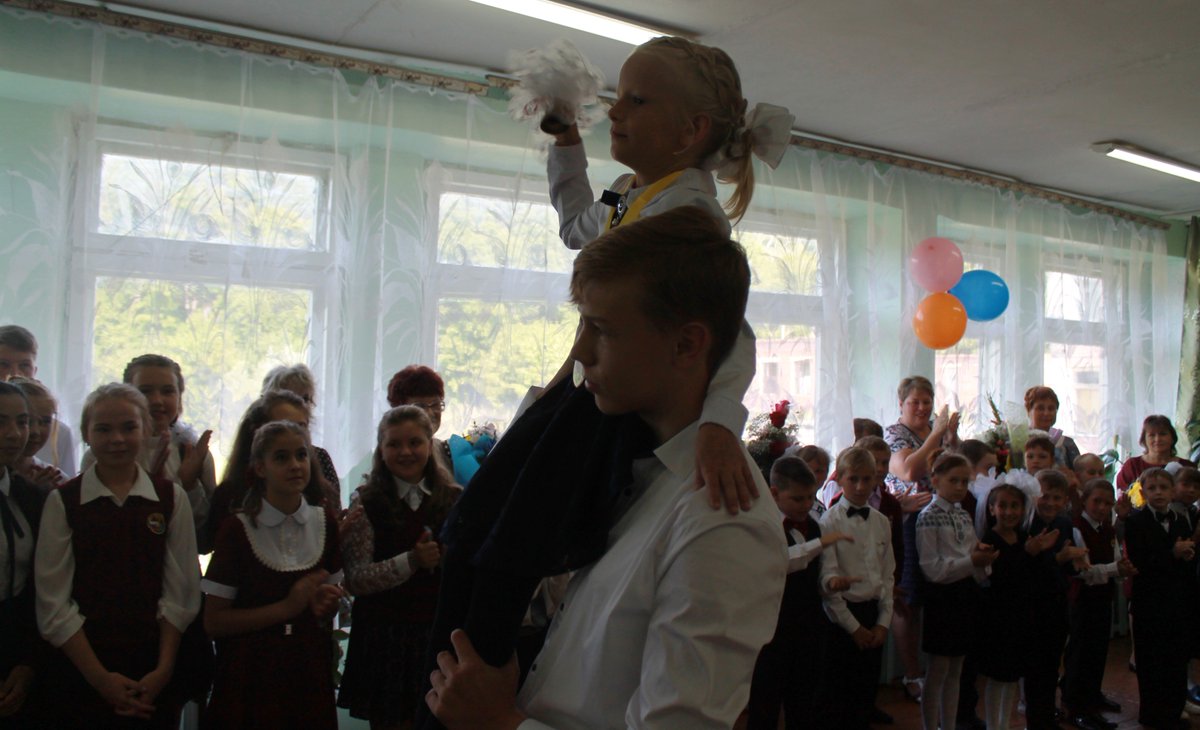 День Знаний!Первый звонок,торжествен речи,море волнения и счастливые лица,изобилие цветов и белых бантов,долгожданный день для тех,кто впервые переступил школьный порог!