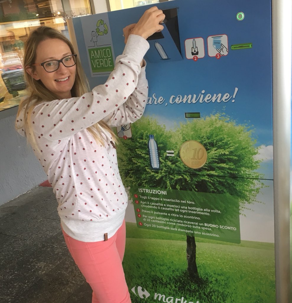 Trying out a Carrefour machine that dispenses 10c credit for each plastic bottle returned. Ireland need machines like this to address the massive gap in our recycling system for convenience/out-of-home purchases #sickofplastic #plastic #convenienceculture