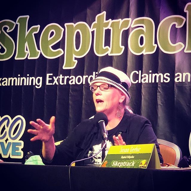 krelnik's tweet photo. Susan Gerbic inspiring the next generation of pro #science volunteer editors of #wikipedia at #DragonCon #DragonCon2018 #HiltonWorld2018 #skeptrack https://t.co/cnZckIft8n https://t.co/DJAD8QGIOd