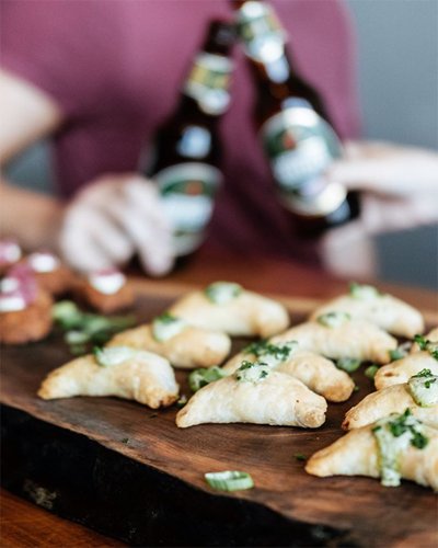 UncleSmokeBBQ's tweet photo. Long weekend essentials: 
- Good friends ✔️
- Good beer ✔️
- Good eats ✔️ 

📸: @sroque https://t.co/VN5j8d04i2