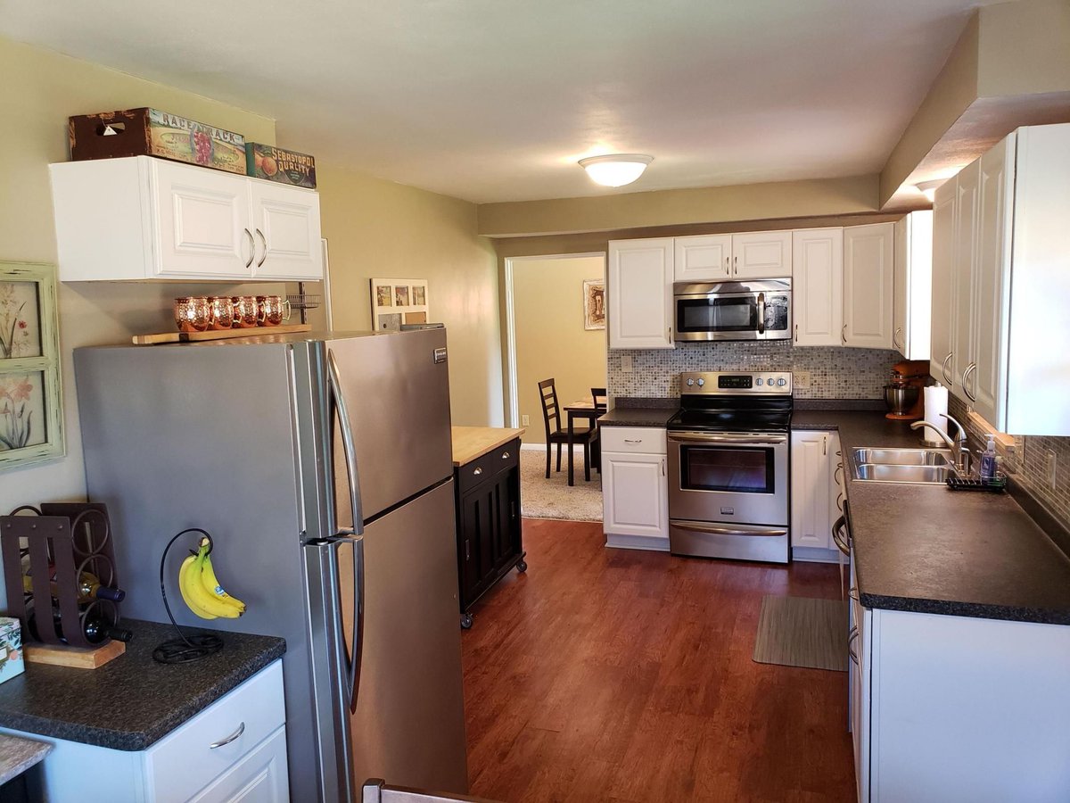 TheLienTeam's tweet photo. This turn key Cudahy Ranch is spotless 😁! Updated Kitchen w/ New Cabinets, SS Appliances included &amp; lots of storage 🥓🥞. Amazing location that's close to the airport 📍, Downtown &amp; blocks from Parks, Lake Michigan &amp; the Oak Leaf Trail! 🏡🍁☀️

#dreamwithlien #thejefflienteam https://t.co/nNRQtdjiHg