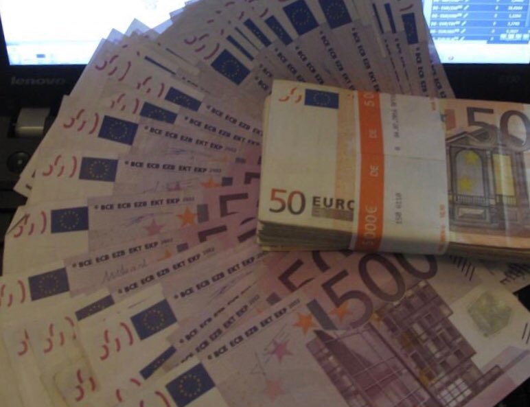 Das Demo-Geld der Antifa GmbH &amp; Co. KG wurde gerade ausgezahlt - ein kleiner Vorschuss für den 1. Mai... 👍🏻