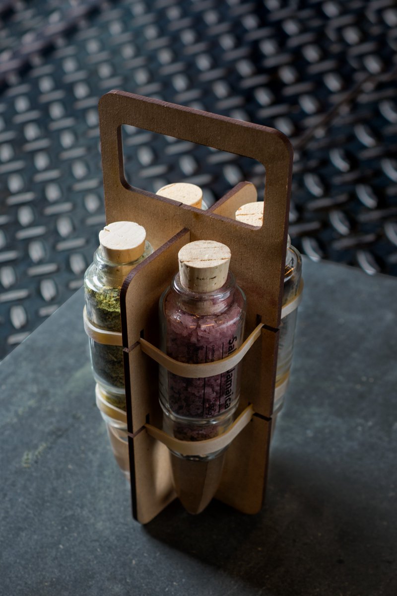 Como parte de la exhibición Bajo la Mira, Andrés Mier y Terán creó una línea de objetos utilitarios con las píezas que forman parte de la exhibición. Balas y rifles de vidrio que son especieros o floreros es parte de lo que podrás encontrar en nuestra tienda <a href="/PRevolucion/">Paz y revolución</a>