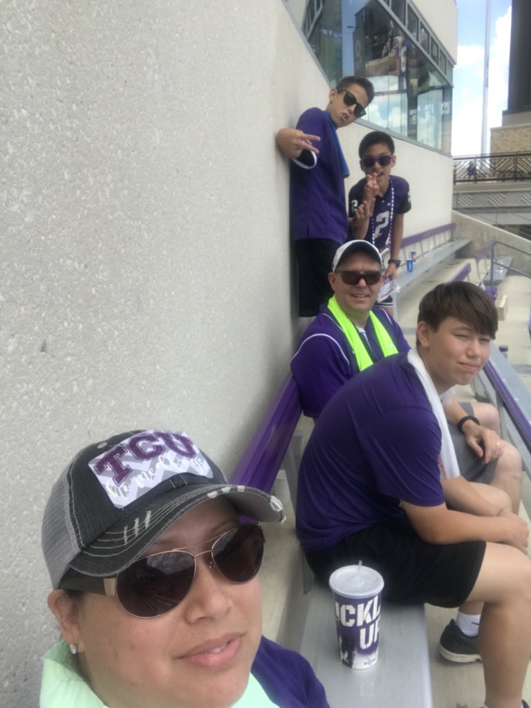 Melsamb's tweet photo. It’s hot out here!!  Supporting our @TCUFootball Frogs!
#gofrogs #BeatSU https://t.co/KiERIUEvDs
