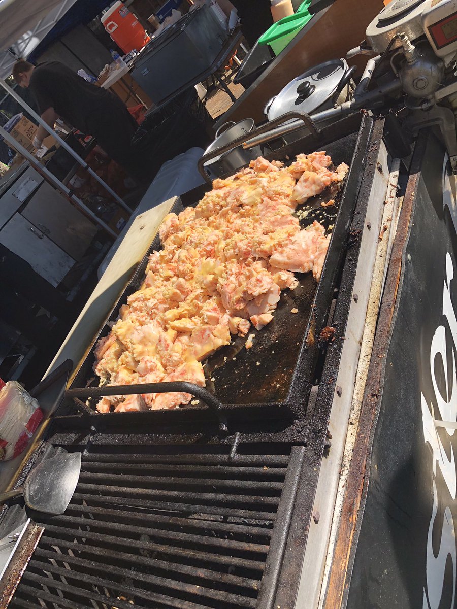 GeekSpokane's tweet image. #PigOutInThePark Oyster Bay serving lobster rolls!!!! #spokane