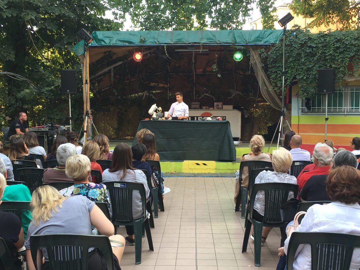 RiversFood's tweet photo. Sulla pista del Lido Po un pubblico attento ha seguito passo dopo passo lo show cooking “The Number Cake”, cercando di carpire tutti i segreti dello chef LuCake per la realizzazione di una perfetta Number Cake https://t.co/LrJqspk296 #River2018 https://t.co/sY62xDvvlF