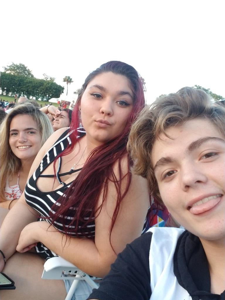 ls102transam1's tweet image. #HondaCivicTour my first concert ever!!