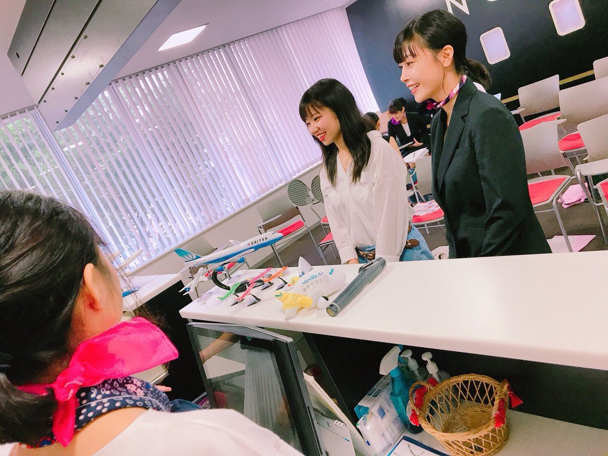 Girlschoir_ncfl's tweet photo. 【ときめきのオープンキャンパスで❤9/1】
空港アナウンス、チエックインを日本語、英語でレッスン✨グランドスタッフになりたいという夢がふくらみましたね。あなたの夢が叶いますように😌✨ https://t.co/MMJ8n6Kway