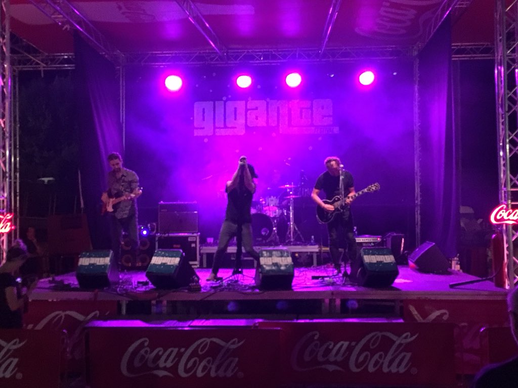 mig_gp's tweet photo. Despues de casi dos años escuchandoles en el Spotify por fin @luciapuntog y yo hemos podido ver a @nekumusic en @FestivalGigante PERO QUE BUENOS SON!!! #deseandovolveraverlos https://t.co/RdwNbwP97z