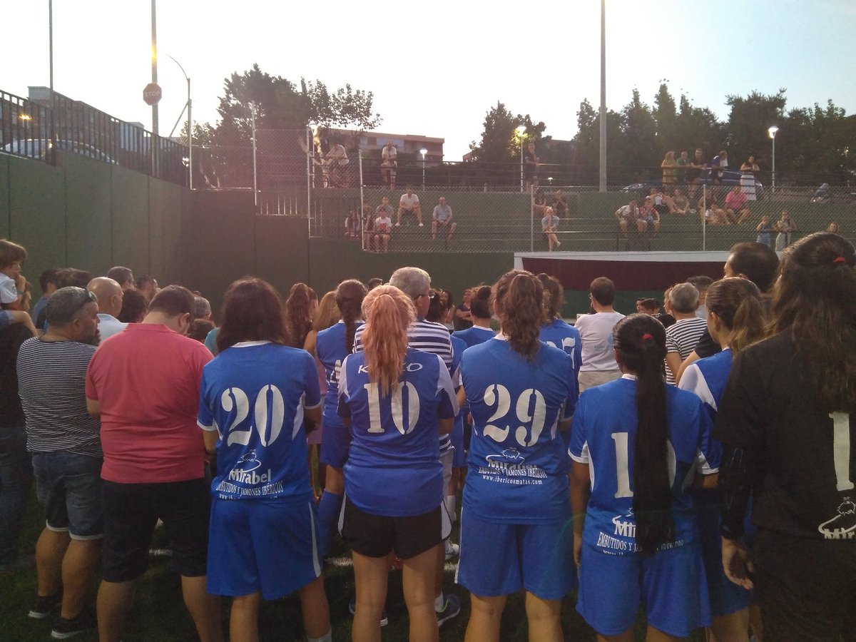 Da comienzo el acto de inauguración del campo Paula Serrano.
<a href="/dxtplasencia/">Concejalía Deportes</a> 
<a href="/PaulaSerrano91/">paula serrano</a>