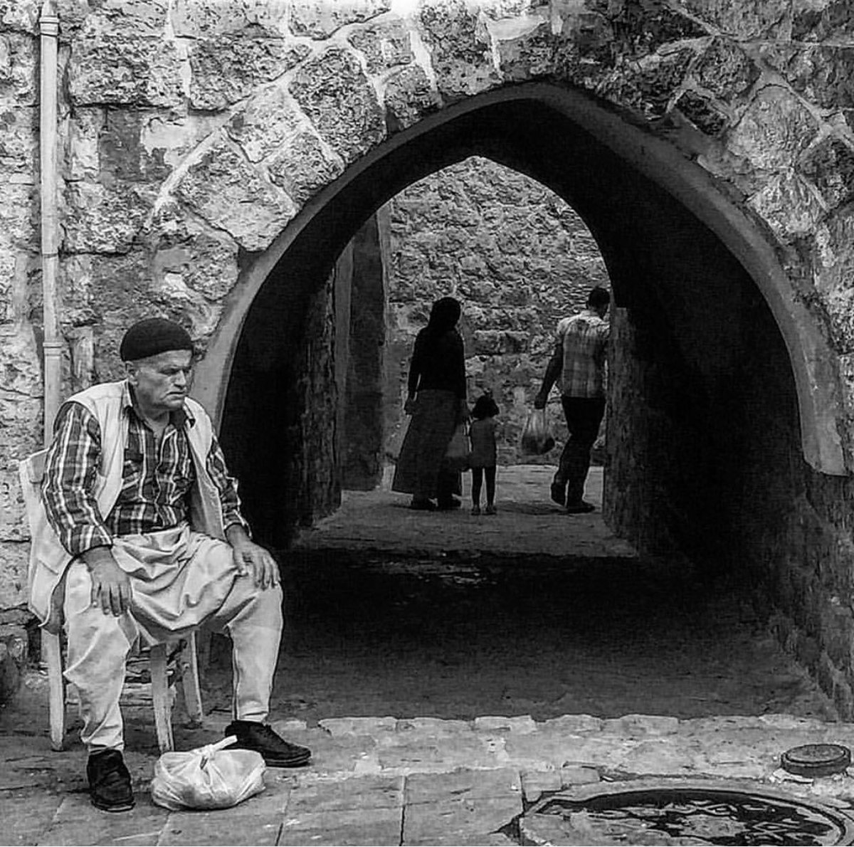 mstwlt's tweet image. Bir demin bekçisiyim.Dizlerim taşıyamıyor bazen yaşadığımın yükünü, tahta iskembenin insafına yaslanıyorum.Abbaranın tavanı gök kubbe kadar yüksek gelirdi bana, meğer her yaşın kubbesi farklıymış, sığamadığım mavilerden biliyorum... Asi bakıyorsam, anla ki keşkem var bu şehirde.