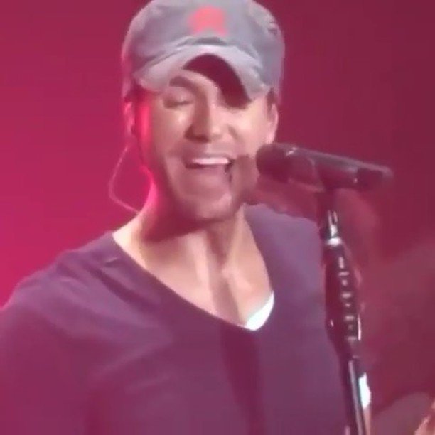 EnriquePTFC's tweet photo. Por amarte... ¿qué no haríamos? 🖤
Repost By @luna_enri:  #enriqueiglesias #poramarte Cruzaría los 🌊 solo por abrazarte 🎵 #momentazos 😍 #oletú @enriqueiglesias #oleyoleeee #elmásgrande #música #im #lunaenri #ei #music #nosfuimoslejos #MOVETOMIAMI #bue… https://t.co/ctEk7ztJbl https://t.co/vI9EIoeOQZ