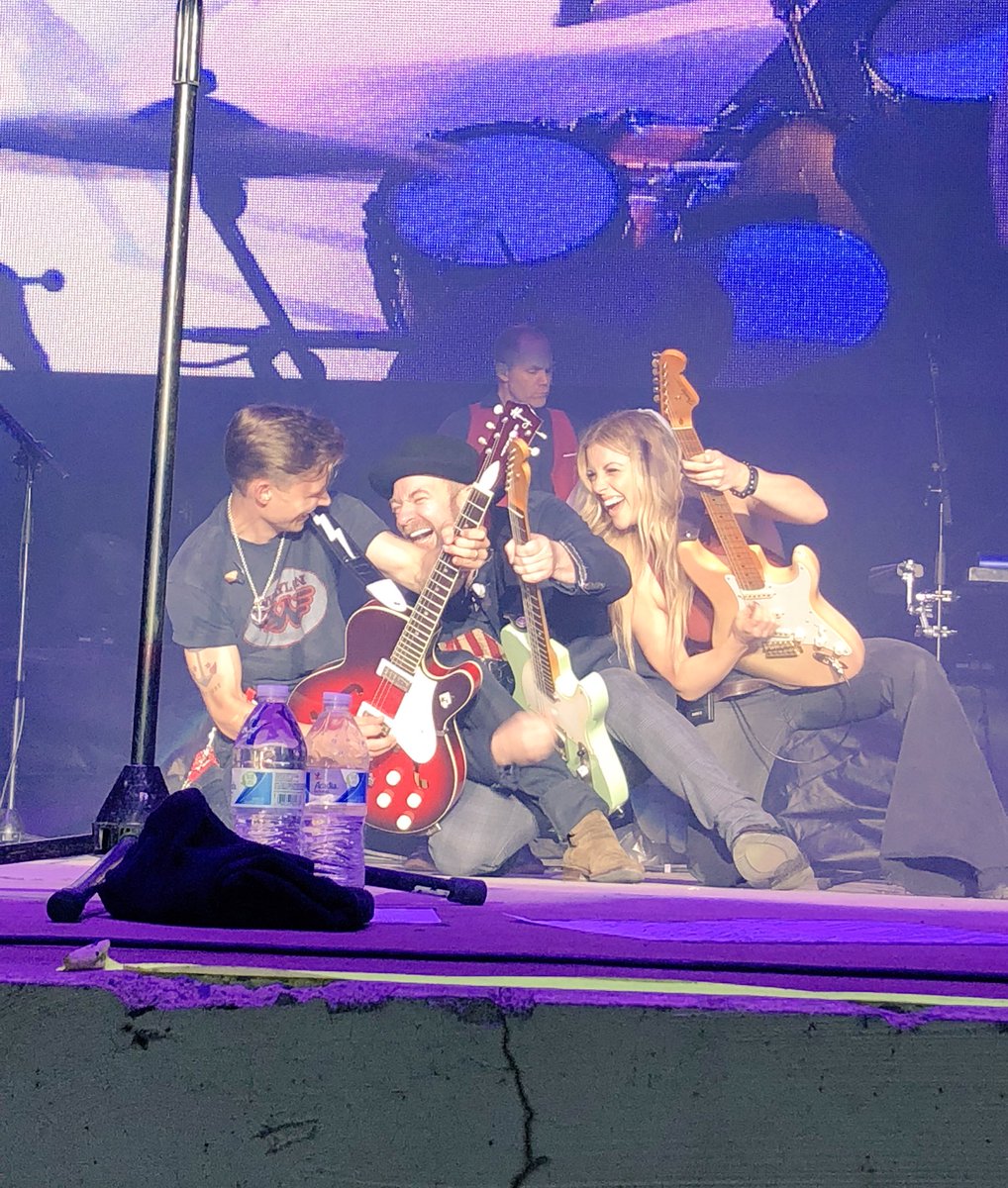 Hhfreyer's tweet photo. Always a good time with @Sugarlandmusic. ⚡️🎶 https://t.co/wNsJUF9qCR